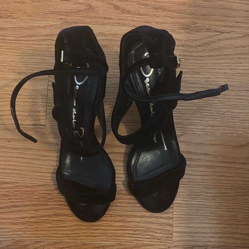 Classic oscar de la renta strappy Black velvety button detail Heels